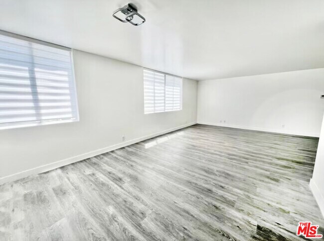 Building Photo - 468 S Roxbury Dr