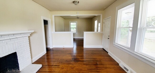 Building Photo - Lovely 2 Bedroom with a Large Yard!