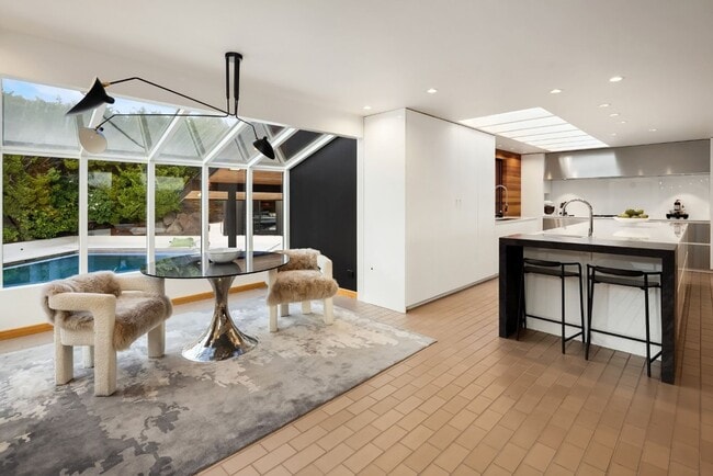 Building Photo - 3Bd/3.5Ba Clyde Hill Home