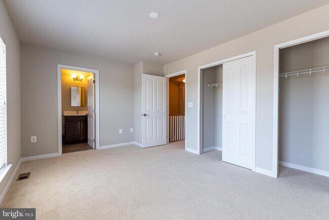 Building Photo - 427 Woodcrest Dr SE