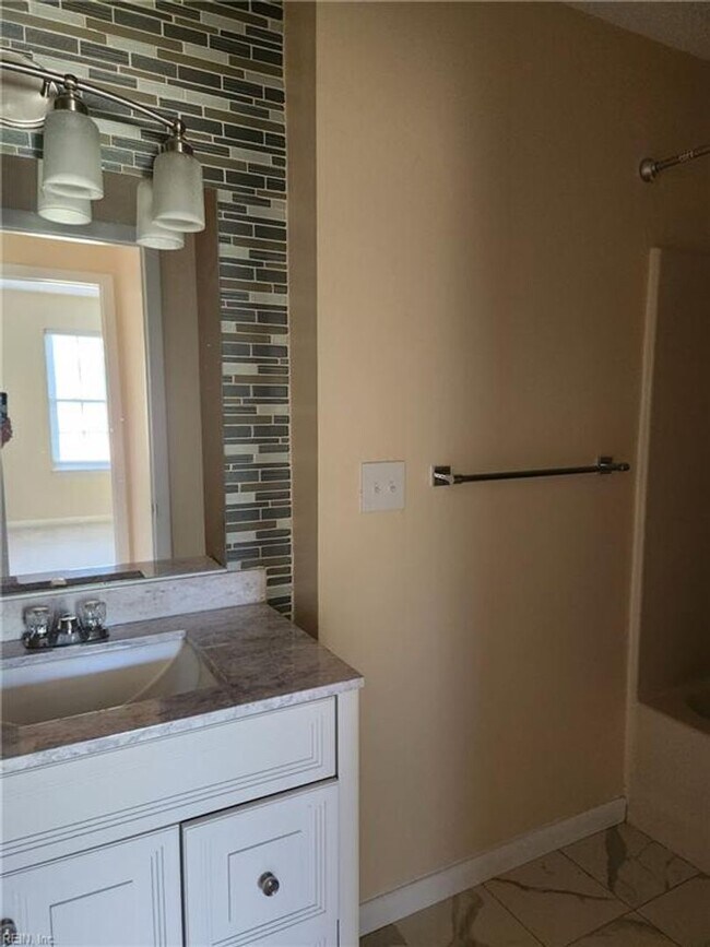 Building Photo - Newly Renovated Condo in Salem