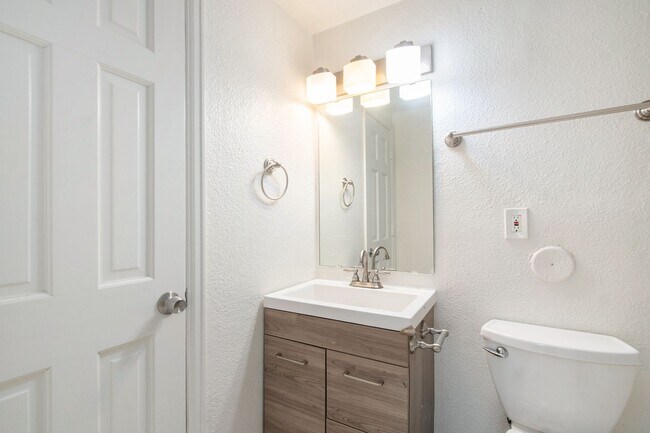 Building Photo - Beautiful 1 Bed, 1 Bath Condo on Speer- Ch...