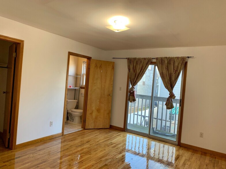 Building Photo - 422A Warren St