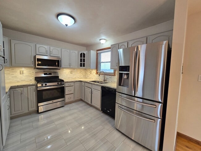 Building Photo - Beautiful Split Entry - 3 Bedroom 2.5 Bathroom in Rustic Ridge Estates