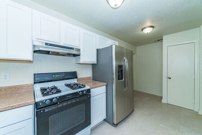 Building Photo - Charming 3-Bedroom