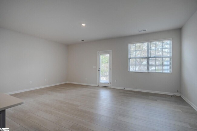 Building Photo - 14 Loebner Ln