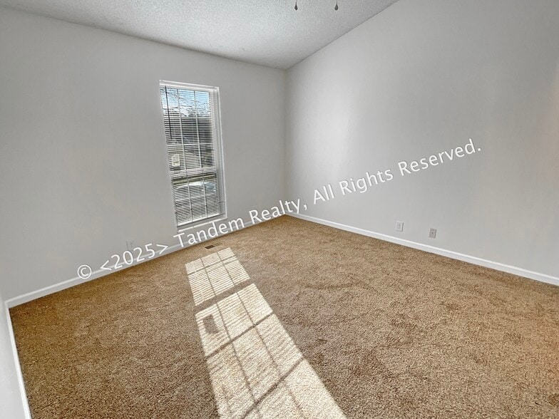 Building Photo - 1412 Woodchimes Ct