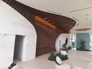 Building Photo - 700 NE 24th St