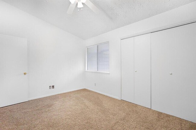 Building Photo - 421 W San Antonio St