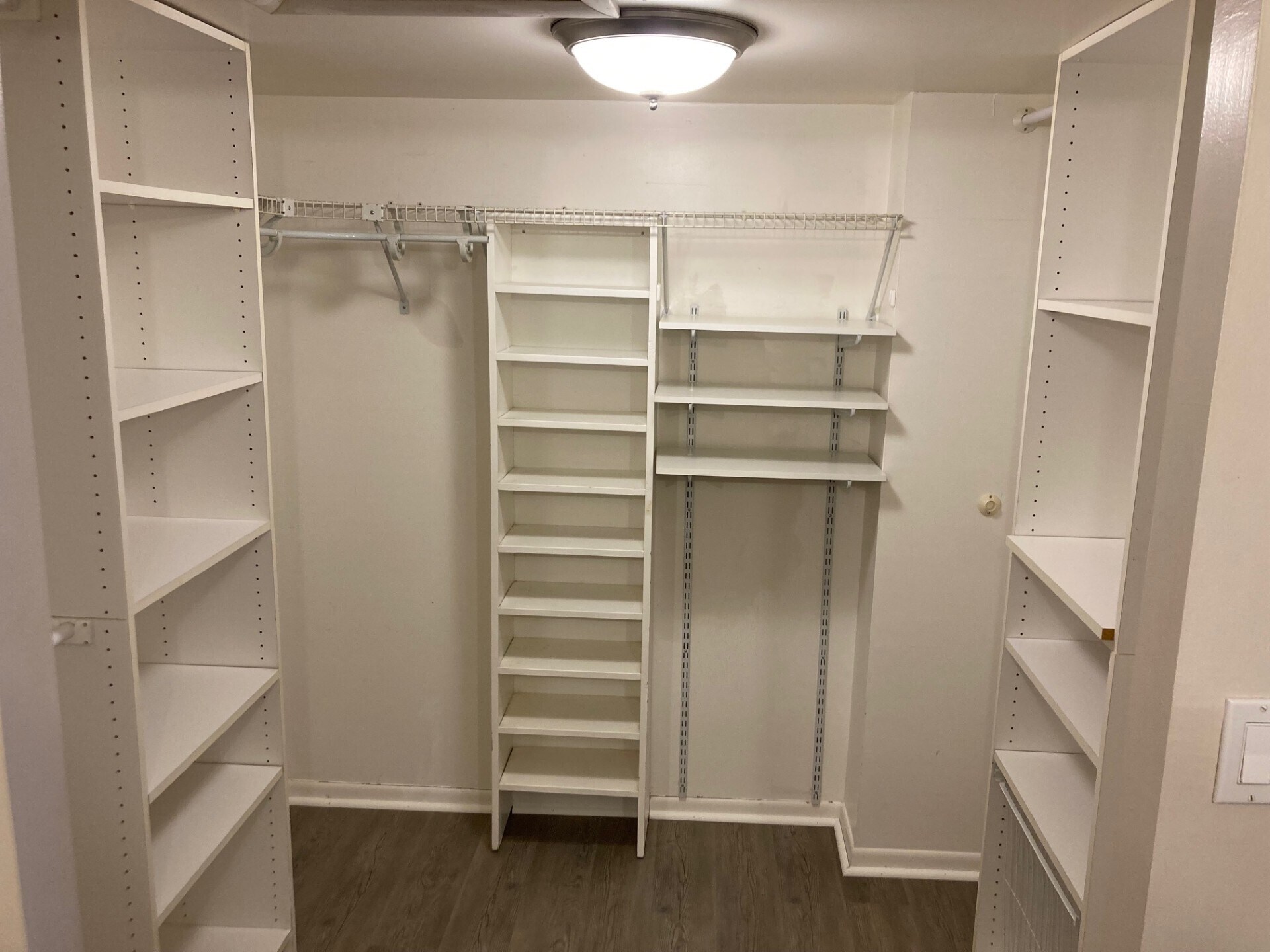 walk-in closet - 2131 NW Lakeview Dr