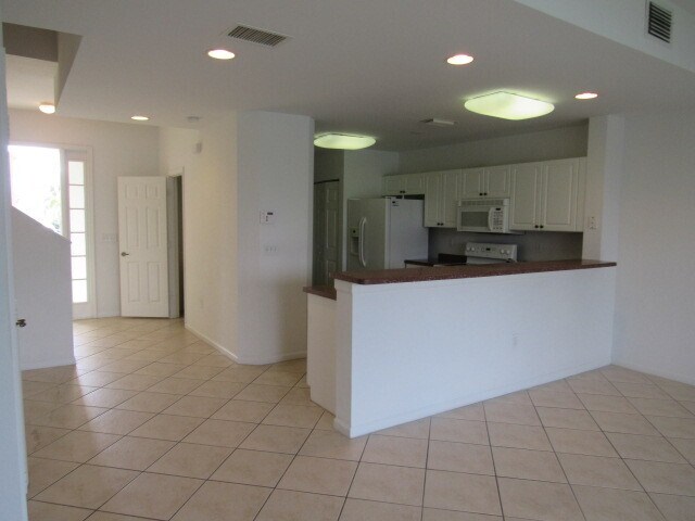 Building Photo - Large 3 bedroom 2.5 bathroom Townhouse