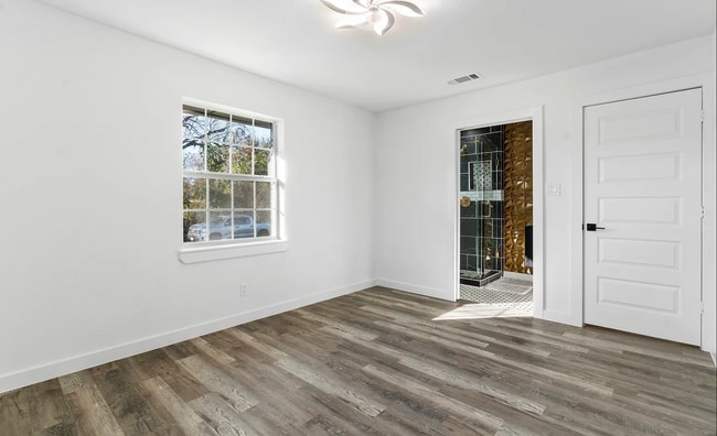 Building Photo - 3423 W Clarendon Dr