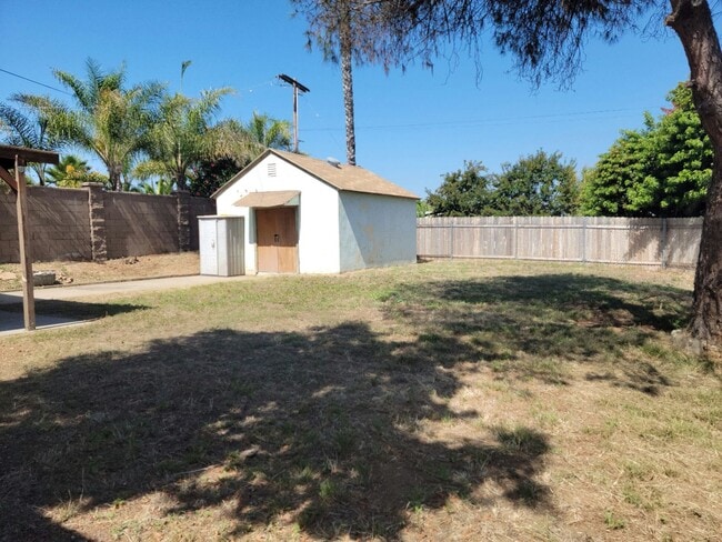 Building Photo - Renovated 2bd/1bth Single Family Home in R...