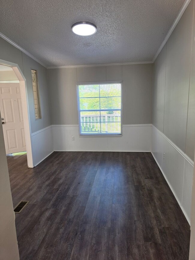 Building Photo - 3 bedrooms 2 baths