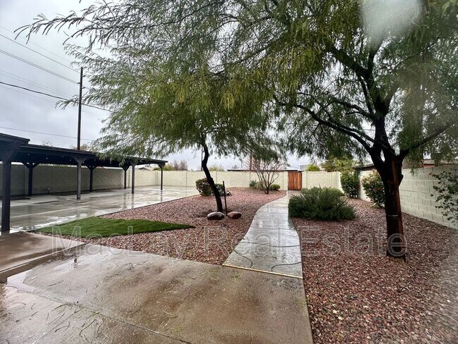 Building Photo - 1802 E Hubbell St