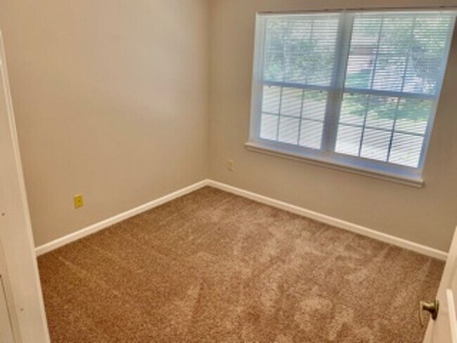 Building Photo - Absolutely Beautiful 3  bedroom Ranch!