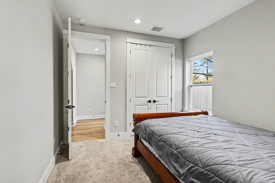 Building Photo - 825 Woodcrest Dr