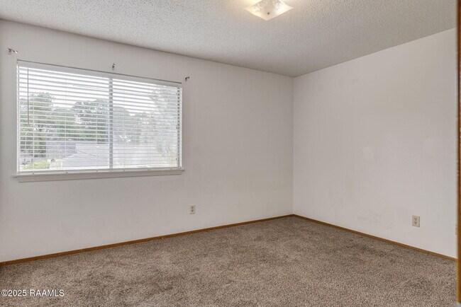 Building Photo - 300 Lozes Ave