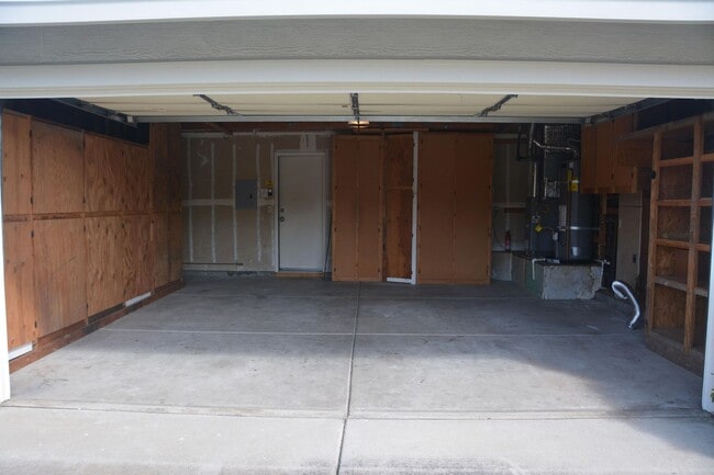 Building Photo - Hillcrest area 2 bedroom, 2 bath with 2 ca...