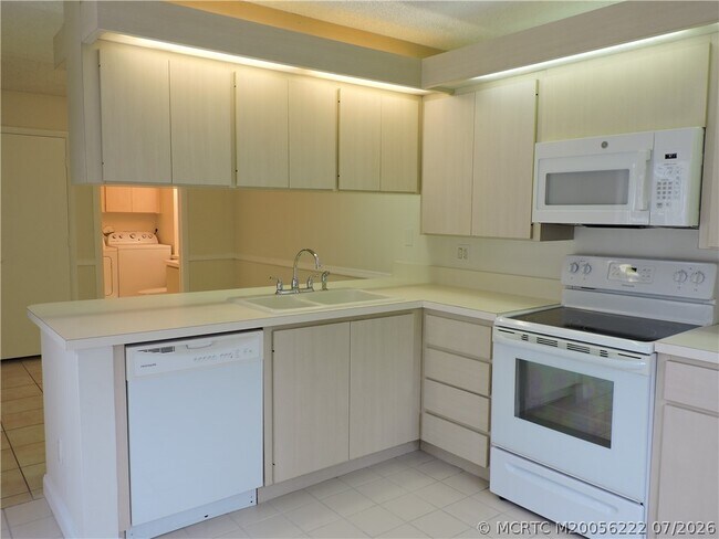 Building Photo - 2865 SW Lakemont Pl