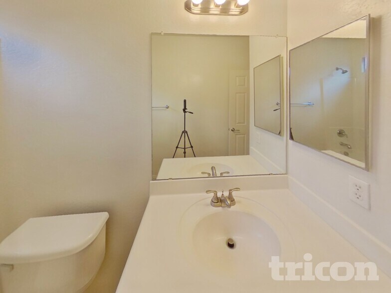 Building Photo - 42756 W Elizabeth Ave