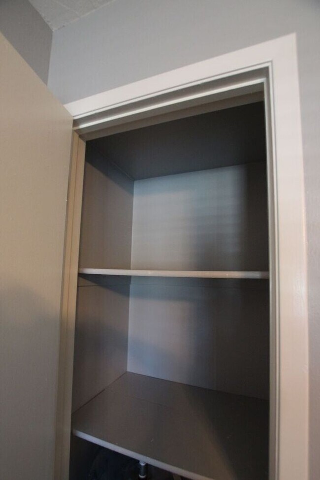 Building Photo - Tour Today: Downstairs 1 Bed 1 Bath Apartment!