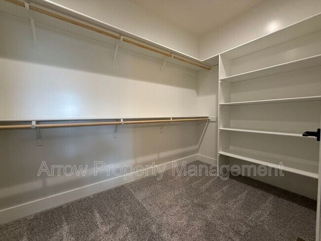 Building Photo - 9425 Estela Ave