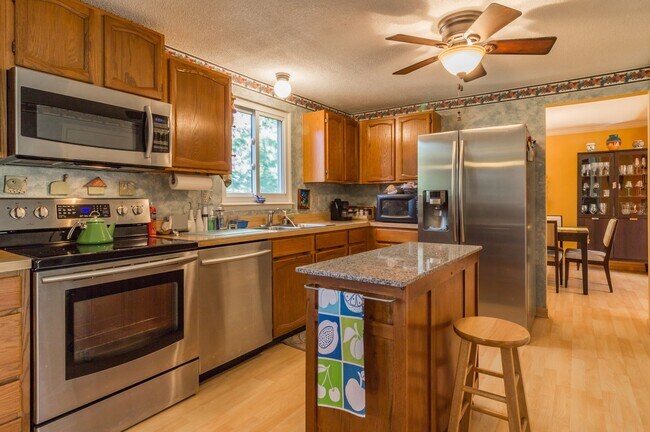 Building Photo - Beautiful 4 Bed 3.5 Bath On Cul De Sac In ...