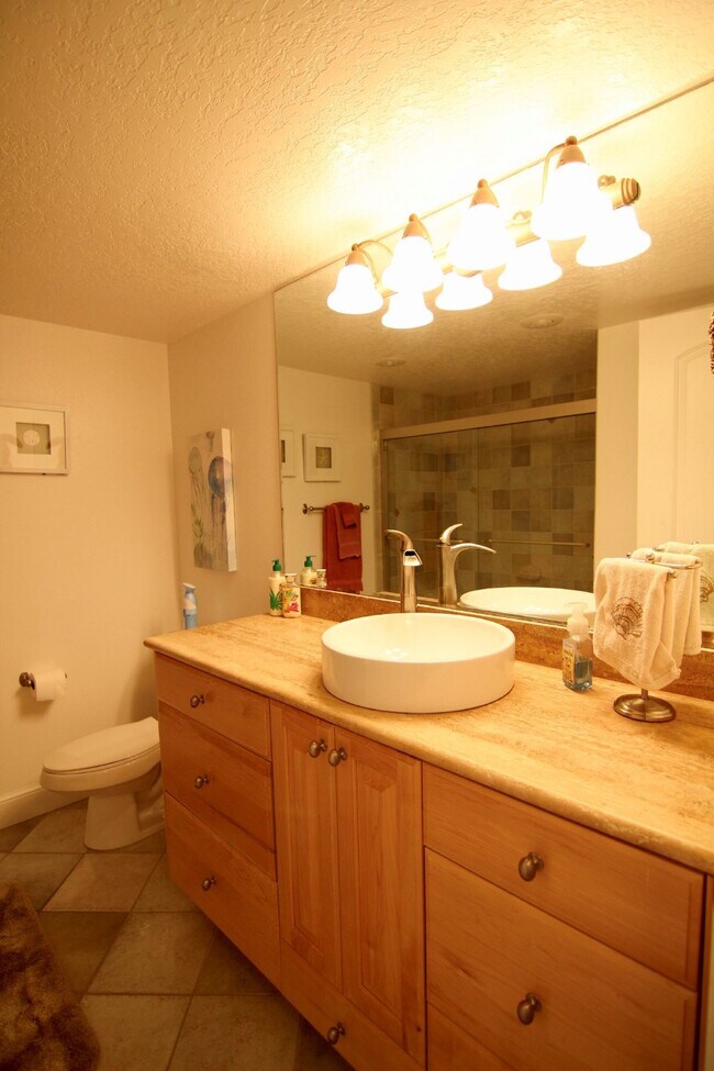 Building Photo - Gorgeous Furnished Direct Ocean Condo in Indialantic