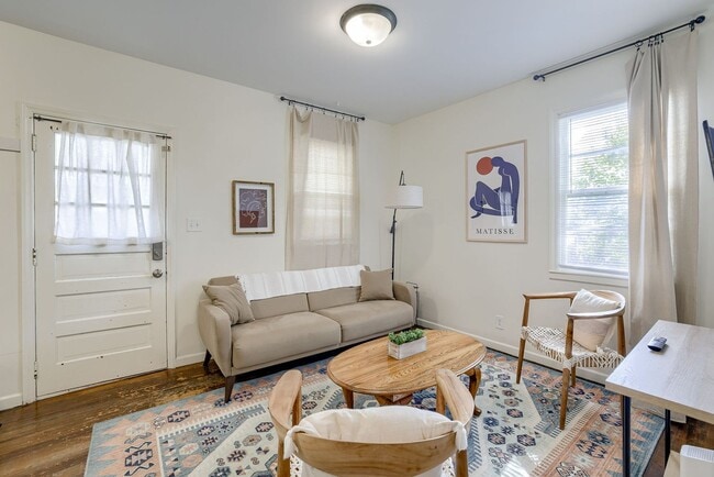 Building Photo - Charming 2 Bedroom with Fenced Yard & Parking Near Old Market!
