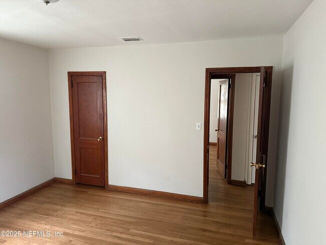 Building Photo - 947 Glencarin St