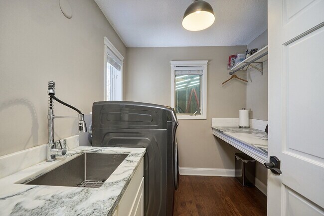 Building Photo - 1832 Essex Rd