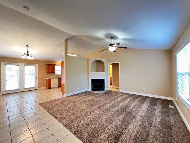 Building Photo - FOUNTAIN CITY: 3 BEDROOM, 2 BATH IN MAPLE ...