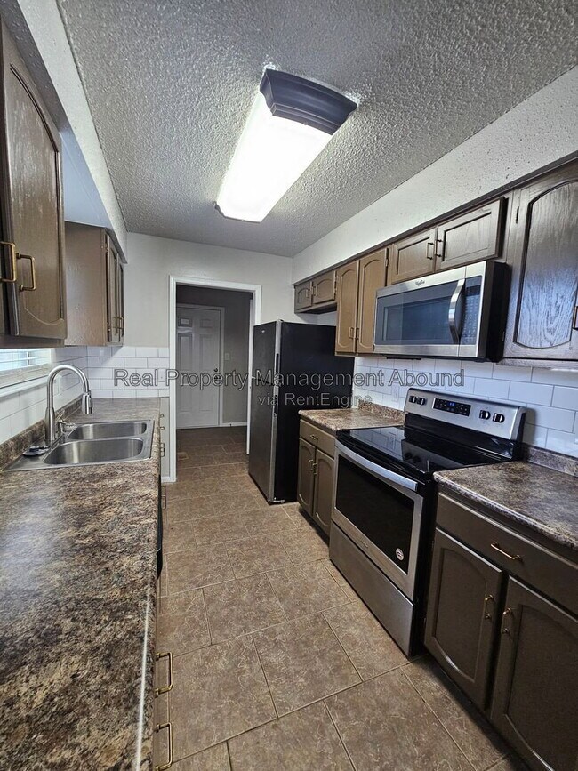 Building Photo - 18341 Woodcrest Ln