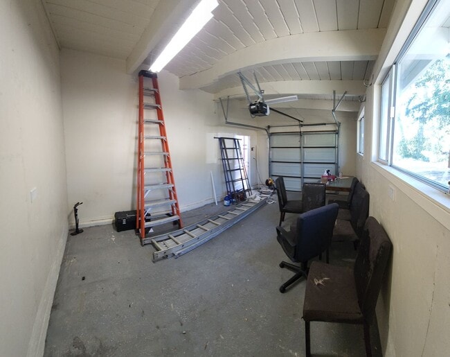 Building Photo - Large 5 Bedroom Home close to Poly Campus!!