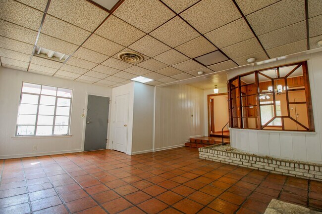 Building Photo - 1327 Vanderbilt St