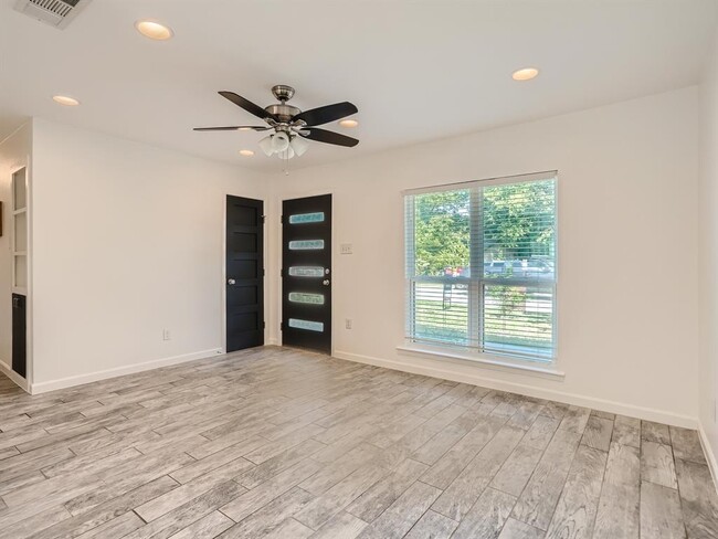 Building Photo - 6035 Bluebell Cir