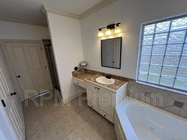 Building Photo - 7335 Oak View Dr.