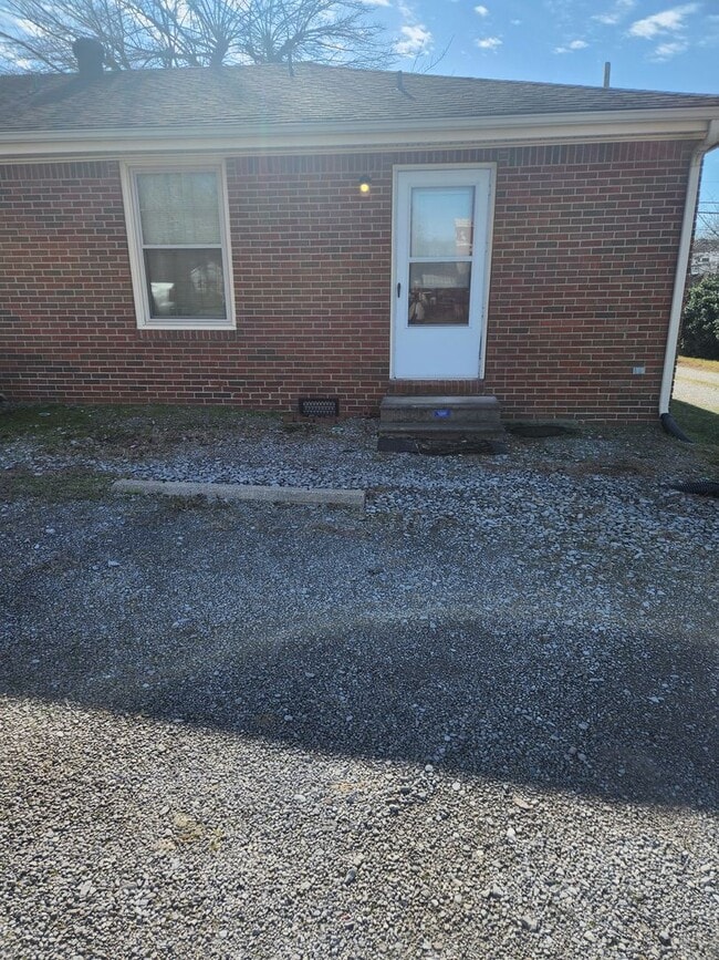 Building Photo - One Room Efficiency Apt in Ashland City