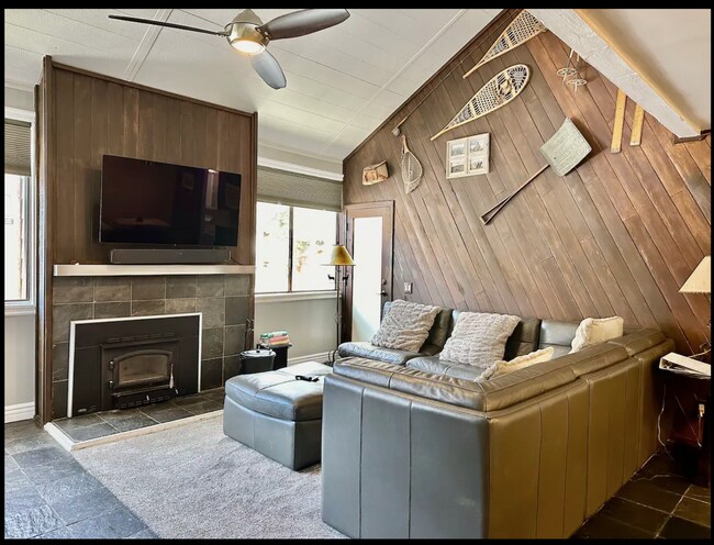 Building Photo - Stylish 2-Bed + Loft Mountain Condo in San...