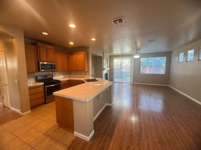 Building Photo - Spacious 4 Bedroom Home in Elk Grove