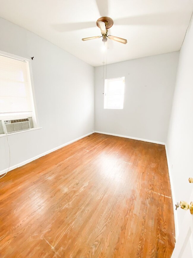 Building Photo - 1 Bed/1 Bath! Hardwood floors! Gas include...