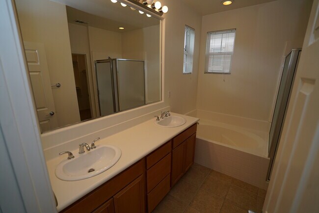 Building Photo - Creekside 3 Bedroom Rental Home in Valencia!