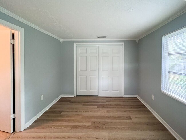 Building Photo - Pet Friendly 3BR/2BA Bungalow located in Gainesville Heights Available Mid-August!