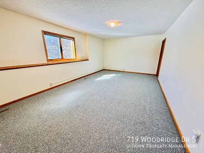 Building Photo - 719 Woodridge Dr S