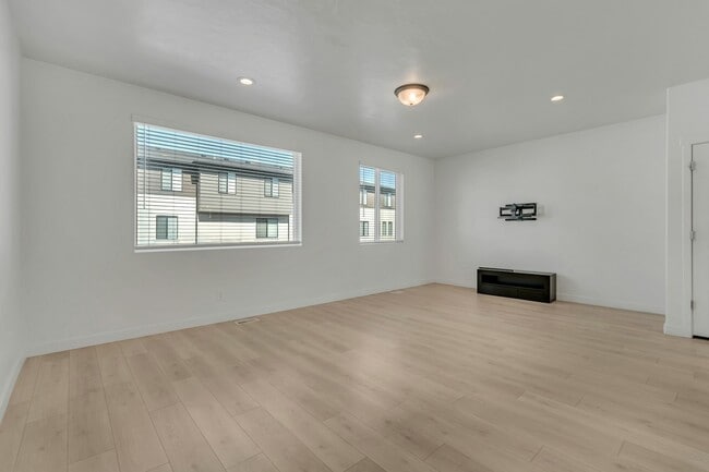 Building Photo - 501 1080 W