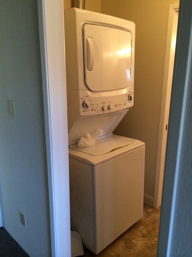 Building Photo - Town Home in South Davis!