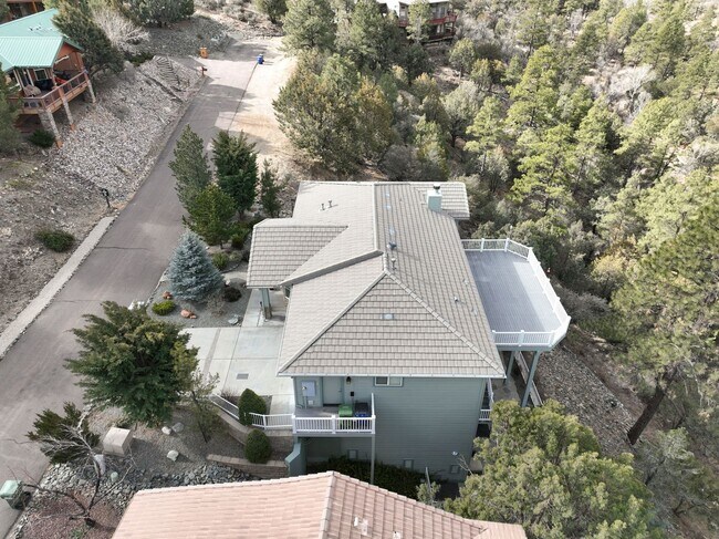 Building Photo - Incredible Home with Lake Views!