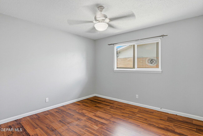 Building Photo - 3020 Wedgewood Dr