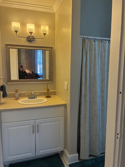 Building Photo - 605 SE Riverside Dr